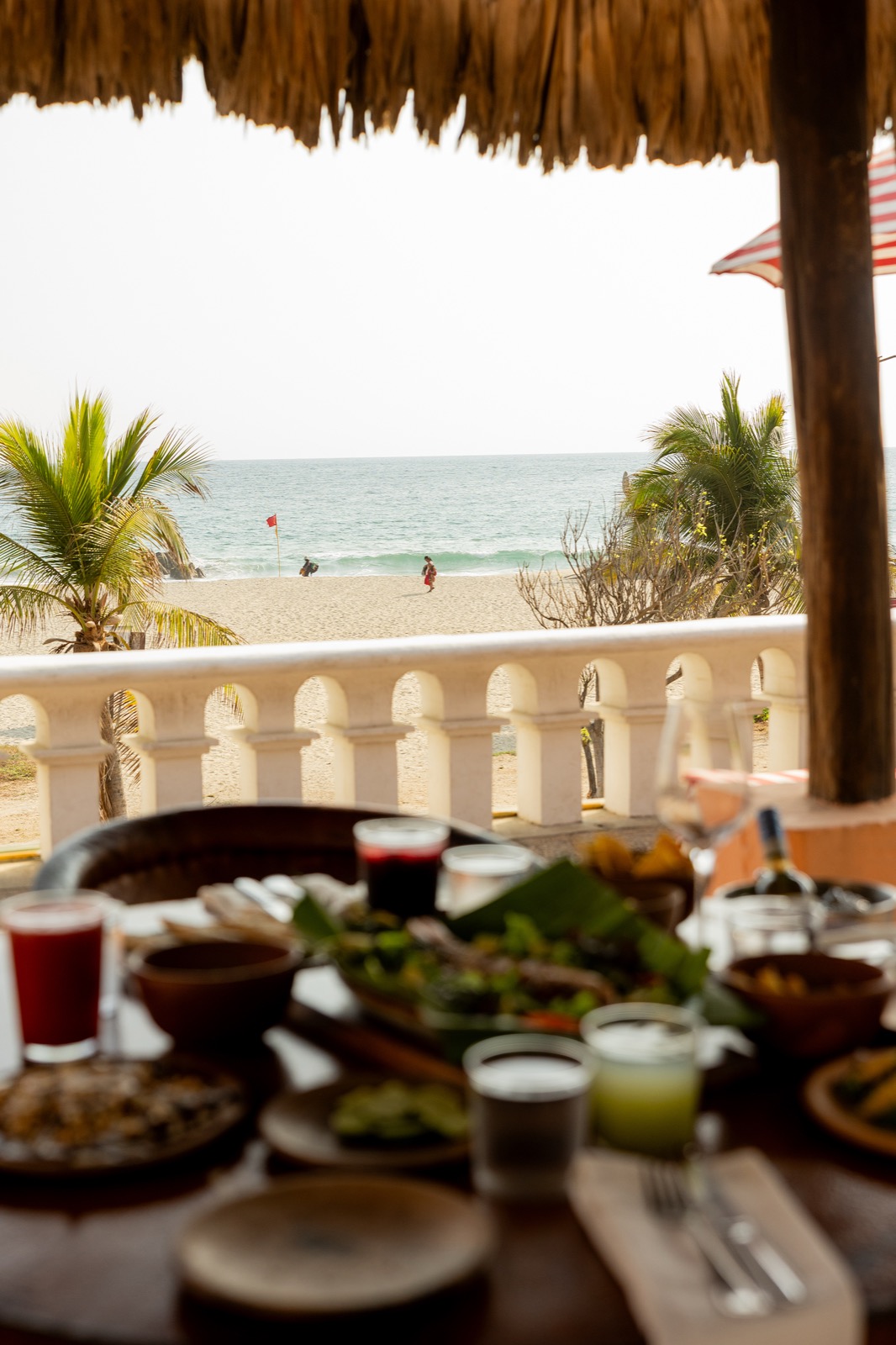 Vista a la playa de Zicatela desde una palapa del restaurante