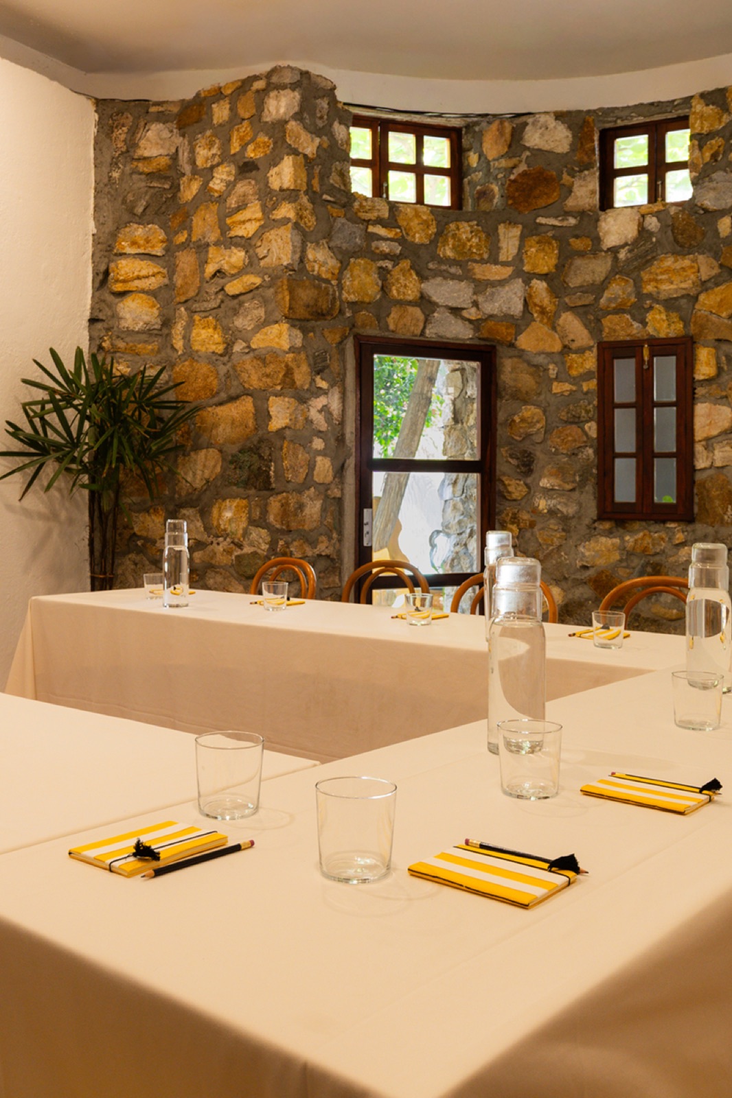 Salón de eventos montado para una reunión de trabajo