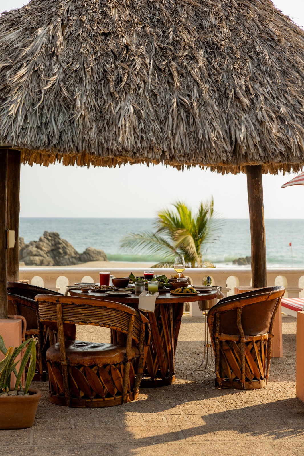 Mesa bajo una palapa con vista a la playa de Zicatela